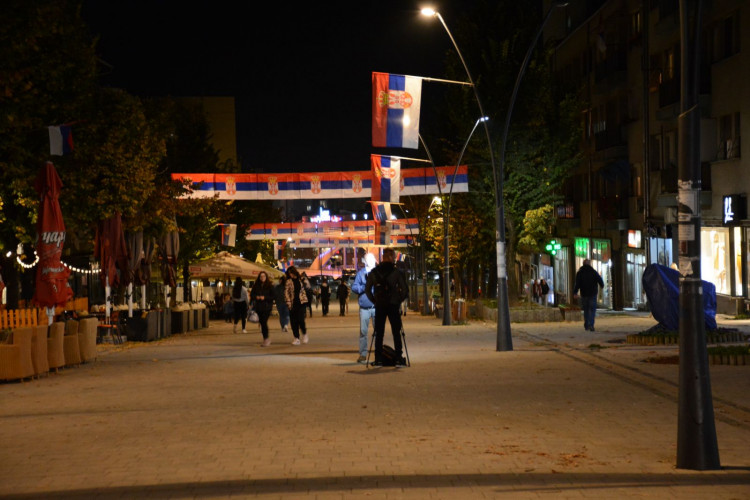 Severna Mitrovica - srpske trobojke na svakom koraku