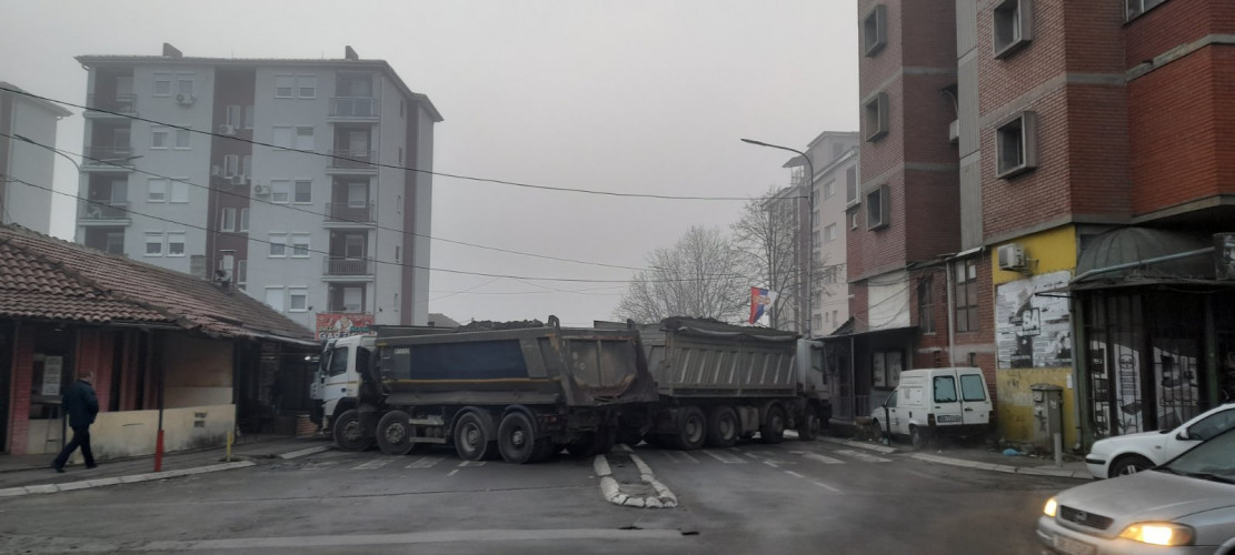 Barikade u Severnoj Mitrovici u blizini Tehničke škole Barikade u Severnoj Mitrovici u blizini Tehničke škole