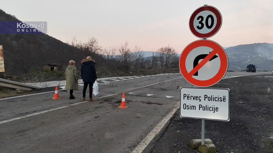 Sin i supruga Dejana Pantića ispred baze na Jarinju.jpg 