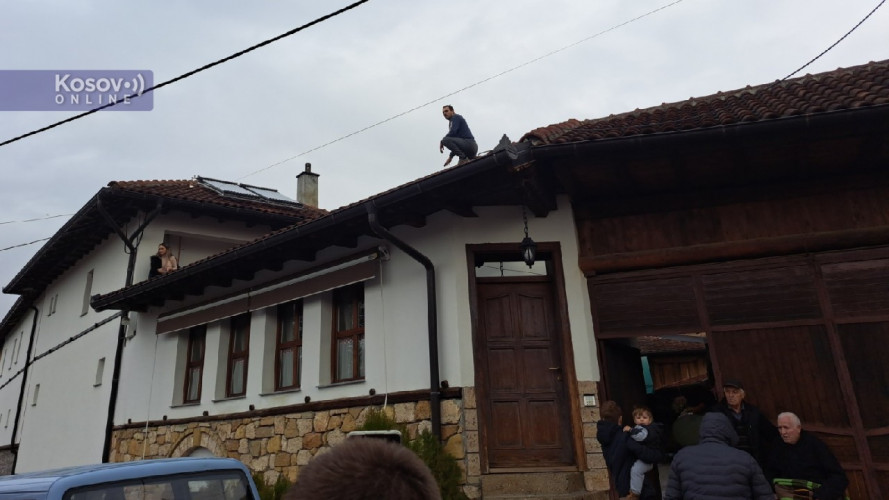 Sin Srđana Petrovića popeo se na krov kuće u znak protesta i preti da će skočiti