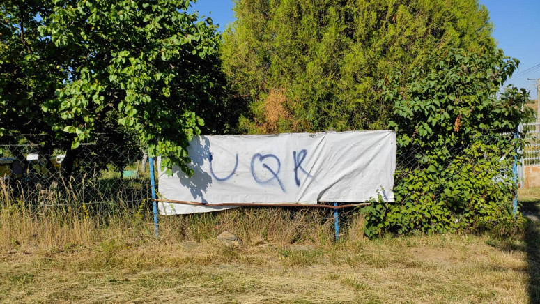 Natpis UČK na ogradi placa porodice Trajković u Kišnici.jpg