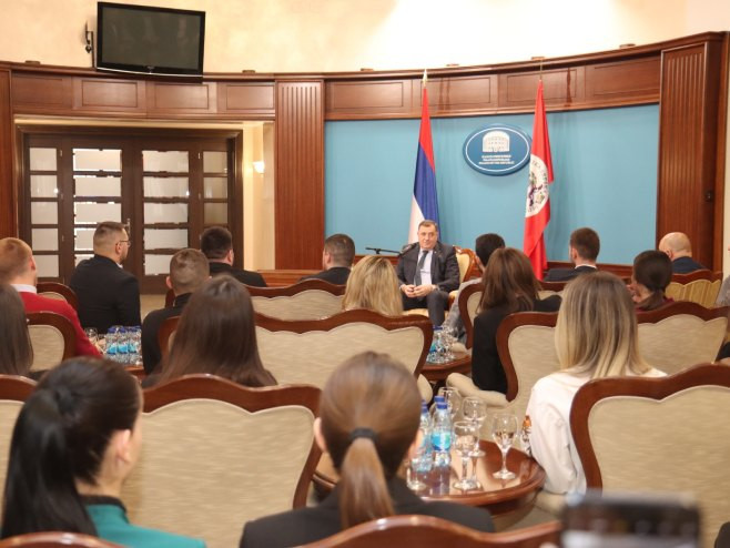 Dodik sa studentima sa Kosova