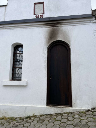 Oštećena vrata u crkvi u Prizrenu