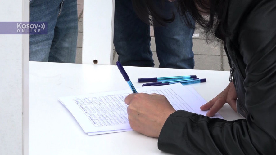 Petition signing in Leposavic