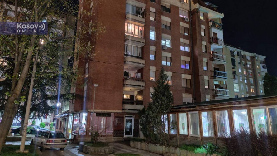 Zgrada u kojoj je ispisan grafit UČK
