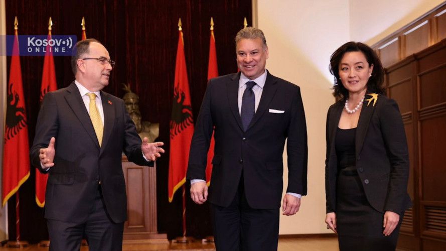 Predsednik Albanije Bajram Begaj, izaslanik SAD za Zapadni Balkan Gabrijel Eskobar i ambasadorka SAD u Tirani Juri Kim