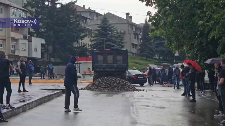 Barikada ispred opštine u Leposaviću Barikada ispred opštine u Leposaviću