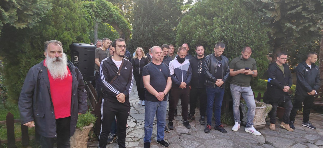 Okupljeni građani u crkvi u Zvečanu