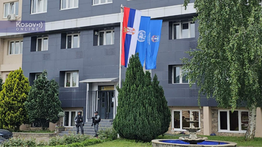 Kosovska policija ispred zgrade opštine Leposavić Kosovska policija ispred zgrade opštine Leposavić