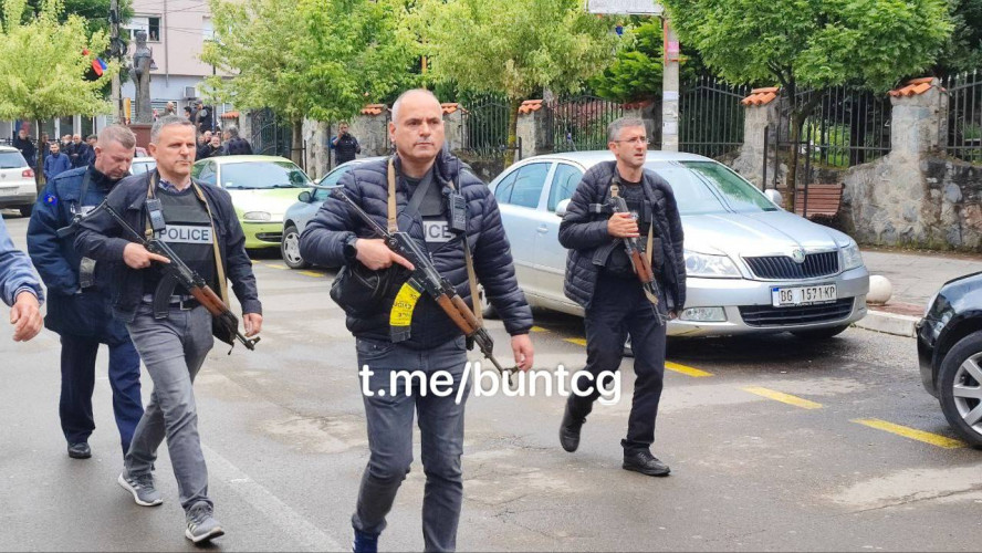 Policajci naoružani dugim cevima
