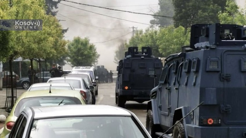 Kolona oklopnih vozila policije ušla u Zvečan