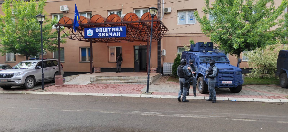 Policija ispred opštine Zvečan Policija ispred opštine Zvečan