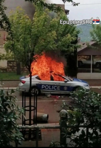 Police vehicle set on fire in Zvecan