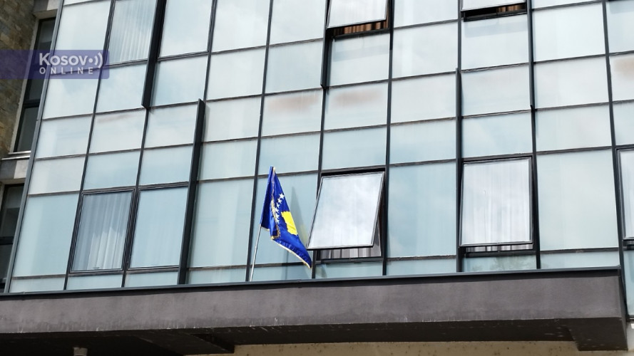 Zastava na zgradi opštine Severna Mitrovica Zastava na zgradi opštine Severna Mitrovica