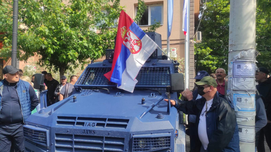 Srbi okačili zastavu na oklopno vozilo KP u Zvečanu
