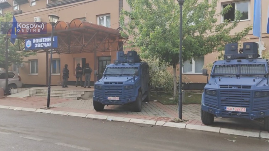 Policija ispred opštine Zvečan