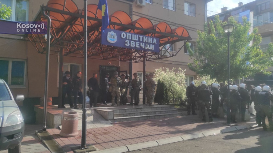 Specijalci se povukli u zgradu opštine, policija je ostala ispred