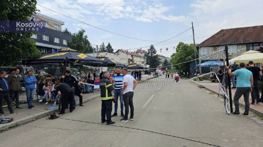 Srbi u Leposaviću postavljaju odbojkašku mrežu Srbi u Leposaviću postavljaju odbojkašku mrežu