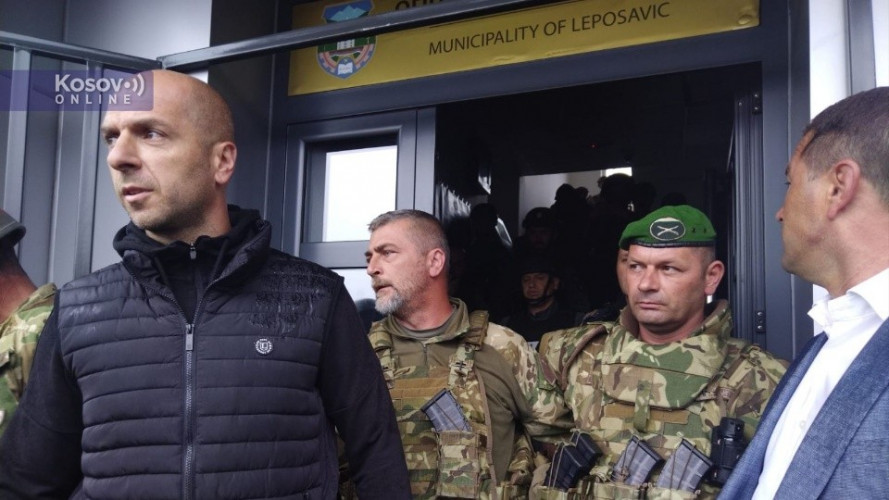 Meštani Leopsavića ispred opštinske zgrade Meštani Leopsavića ispred opštinske zgrade