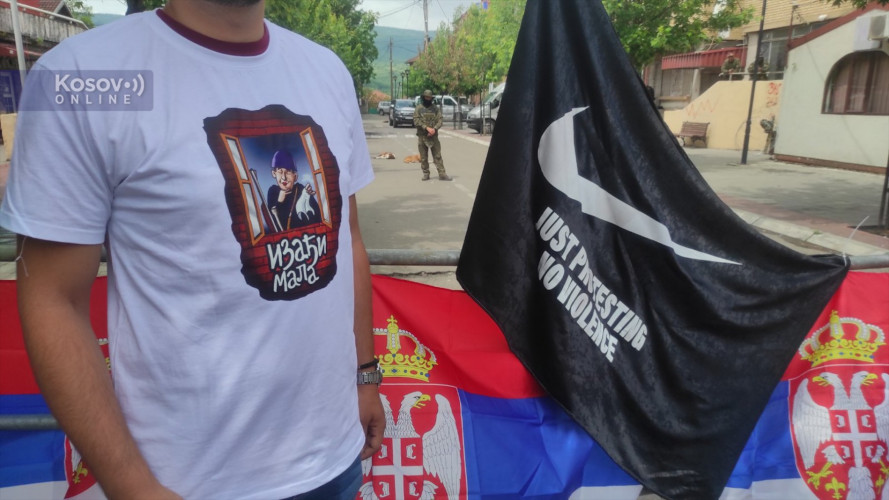 Natpis na majici Izađi mala