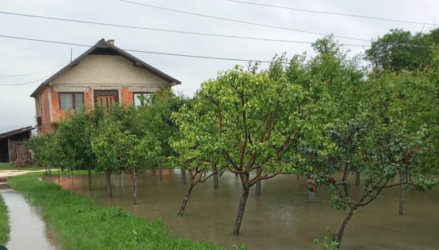 Voćnjak pod vodom u Ugljaru
