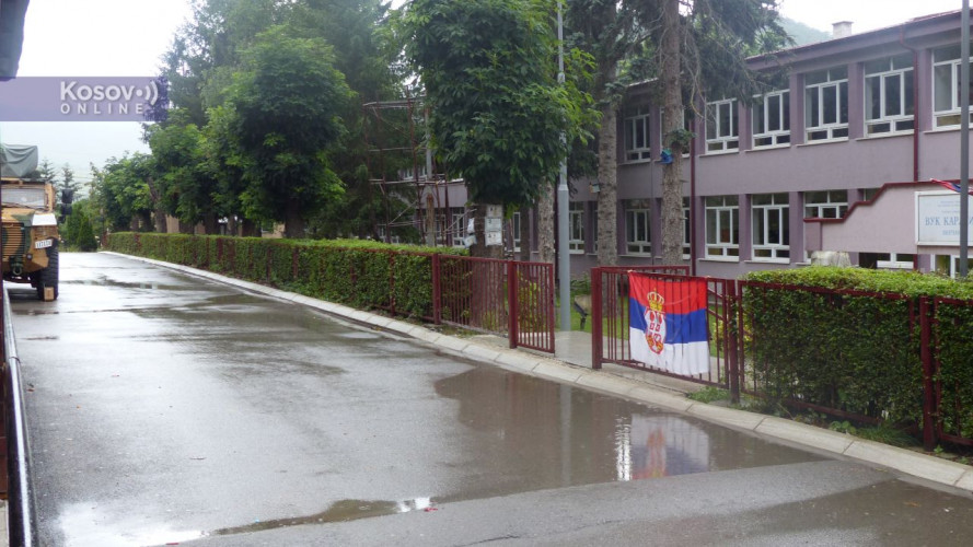 Zvečan uklonjen deo metalne ograde