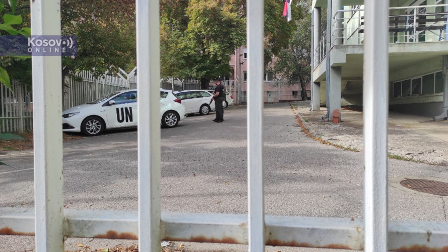 Vozilo UN u krugu stanice policije u Mitrovici