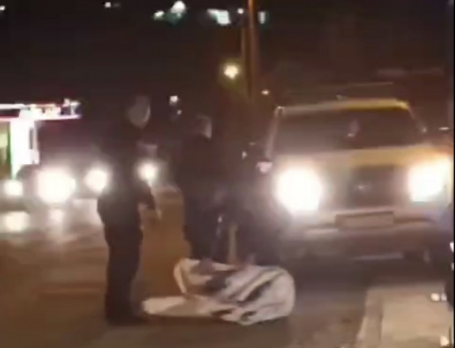 Pripadnici specijalne jedinice Kosovske policije sakupljaju transparent "Ovo je Srbija"