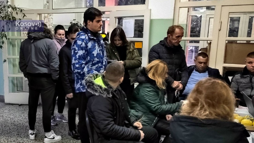 Srbi ispred birališta u Raški