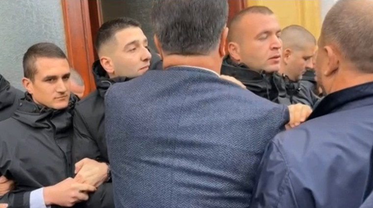 Poslanici pokušavaju da uđu u albanski parlament