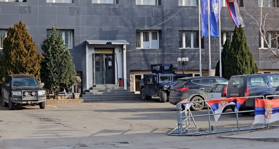 Danas su ispred Opštine Leposavić uklonjene tri zastave - Srbije, UN i Opštine Leposavić Danas su ispred Opštine Leposavić uklonjene tri zastave - Srbije, UN i Opštine Leposavić