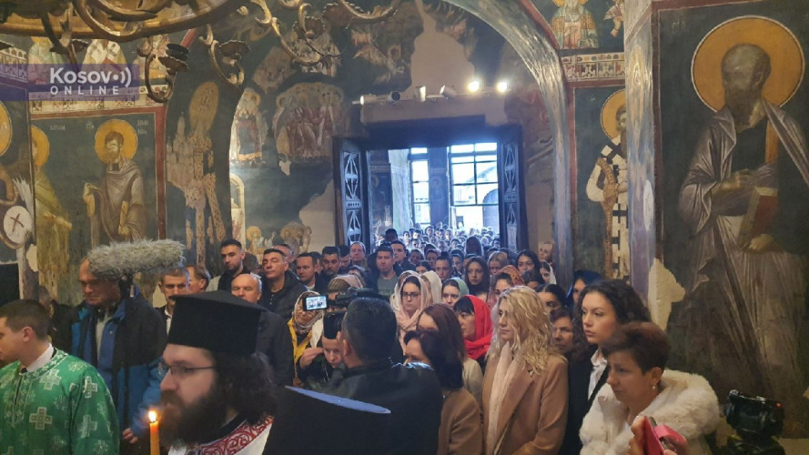 Vernici na liturgiji u manastiru Gračanica