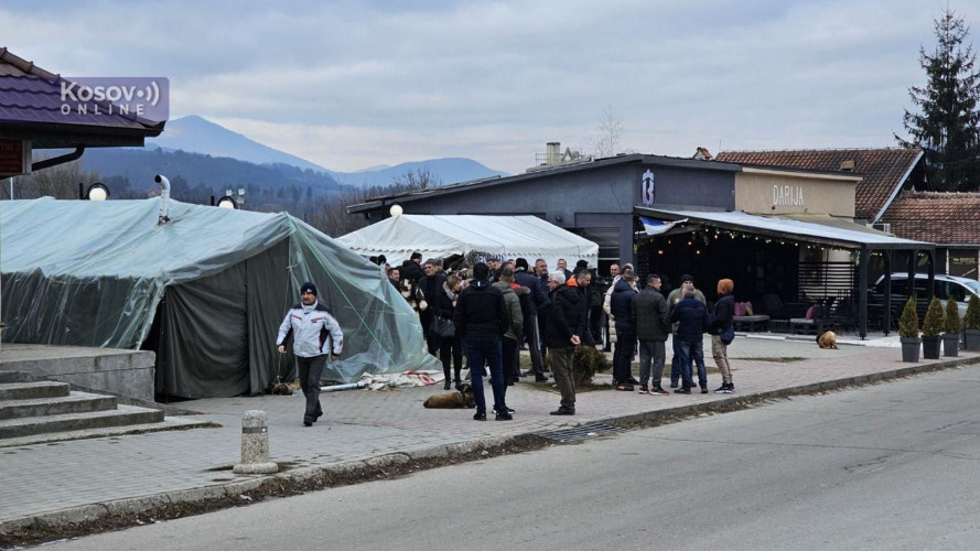 Leposavić potpisivanje peticije za smenu gradonačelnika Leposavić potpisivanje peticije za smenu gradonačelnika