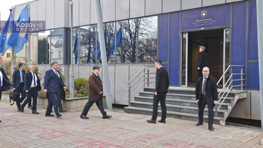 Eskobar stiže na sastanak sa Kurtijem
