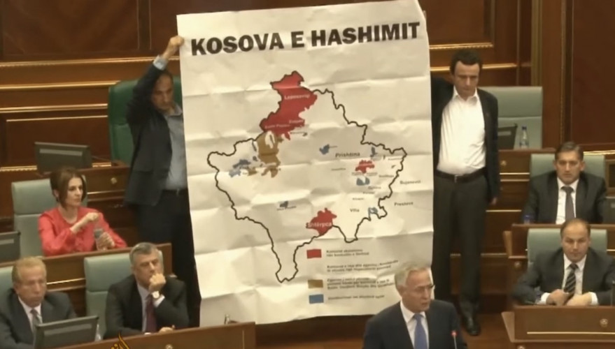 Kurti protestuje 2015. u Skupštini protiv ZSO Kurti protestuje 2015. u Skupštini protiv ZSO