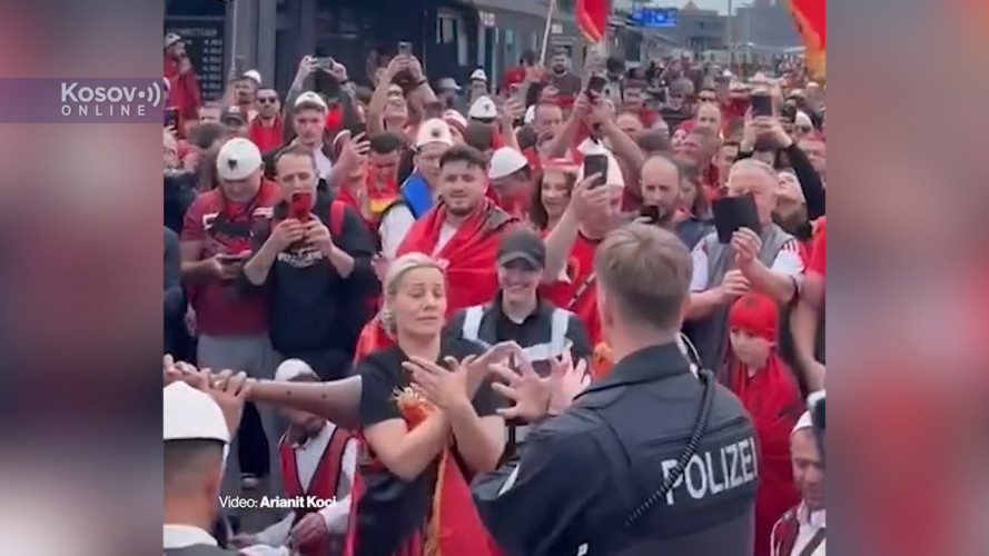 Nemački policajac pokazuje dvoglavog orla