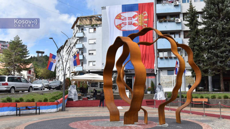 Zidić na Trgu Milić u bojama srpske trobojke pre nego što je prekrčen