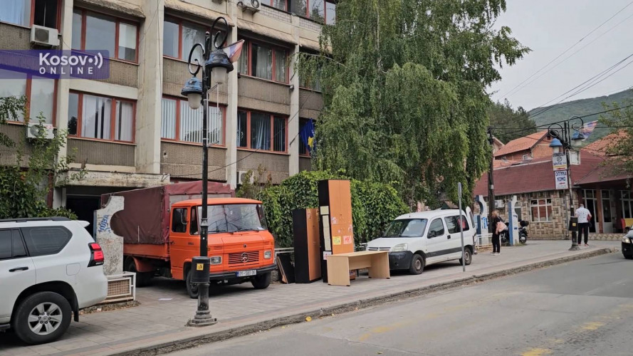 Kosovska policija ispred Trezora NBS u Leposaviću