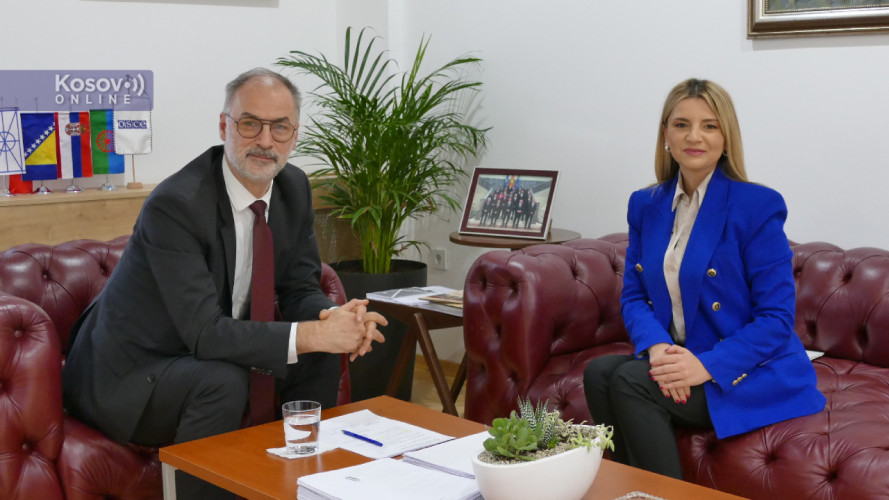 Ivan Stoilković sa novinarkom Kosovo Onlajna