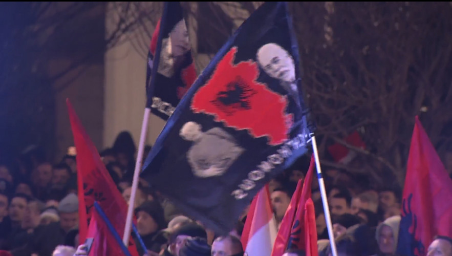 Zastava velike Albanije na skupu Samoopredeljenja u Prištini