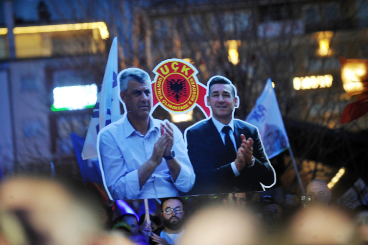 Hašim Tači i Kadri Veselji transparent