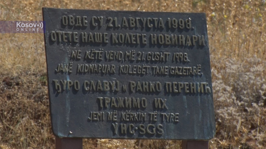 Spomenik otetim novinarima Slavuju i Pereniću