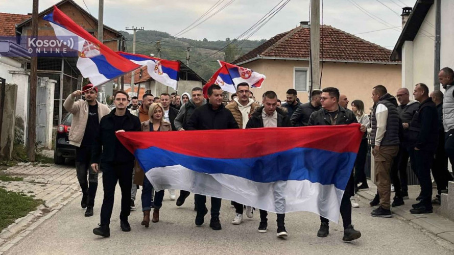 Srbi iz Gornjeg Kusca u Novom Brdu sa zastavama na glasanje