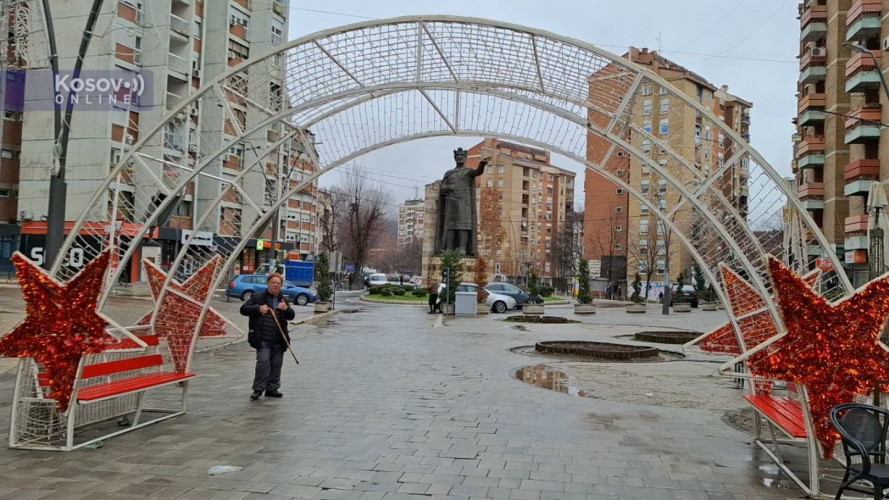 Postavljanje novogodišnje dekoracije Postavljanje novogodišnje dekoracije