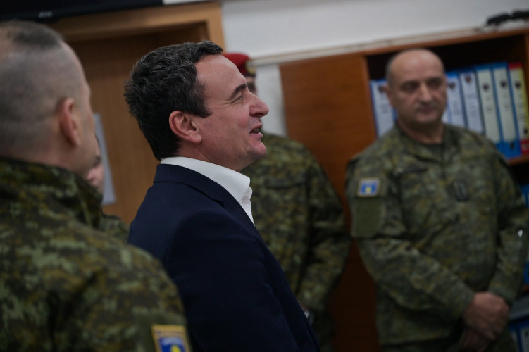Kurti sa pripadnicma KBS