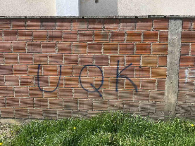 UČK grafiti na kući porodice Jovanović UČK grafiti na kući porodice Jovanović