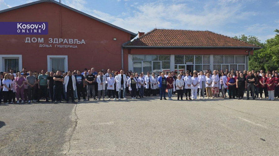 Zdravstveni radnici ispred Doma zdravlja u Donjoj Gušterici Zdravstveni radnici ispred Doma zdravlja u Donjoj Gušterici