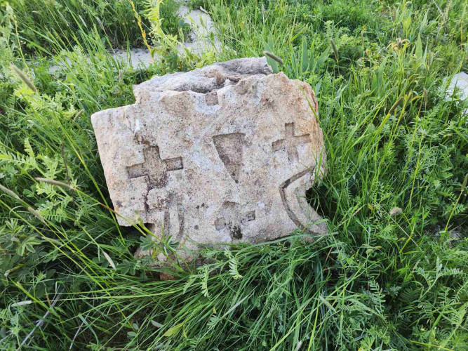 Stari oskrnavljeni grob kod sela Viljance