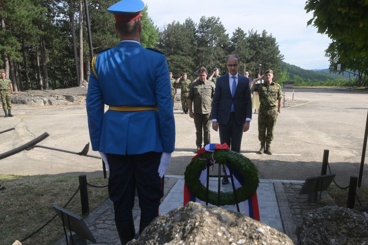 Đuro Macut položio venac na spomenik stradalim pripadnicima vojske tokom Nato agresije u Kuršumliji