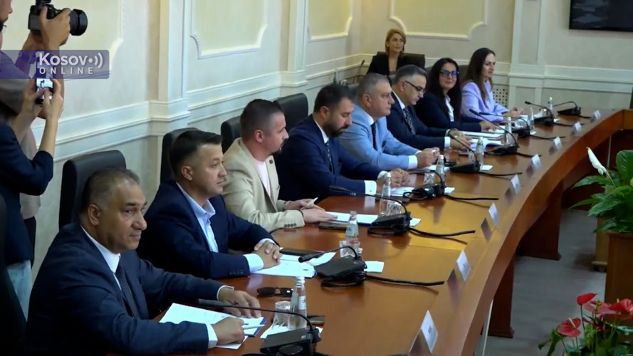 Predstavnici političkih partija na sastanku sa Hadžiju